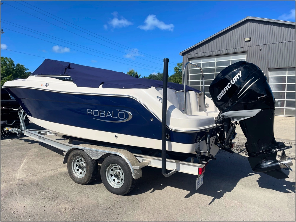 2018 Robalo R227 alt
