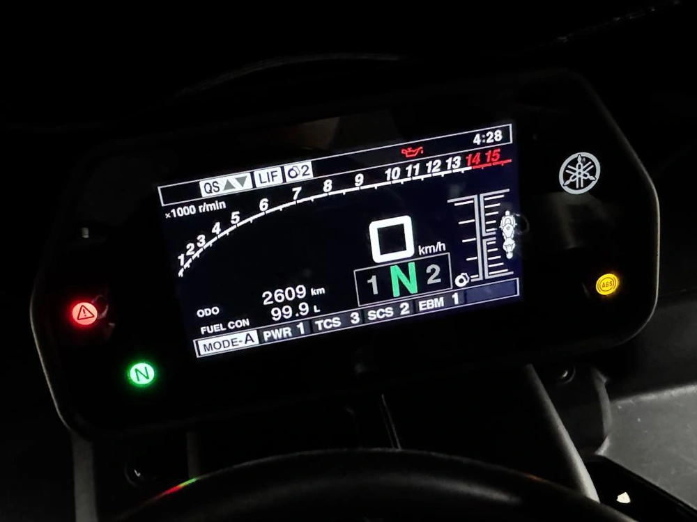 Yamaha R1 2024 alt