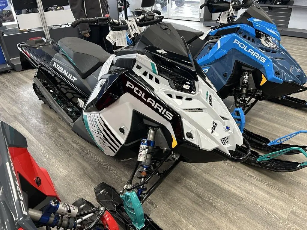 Polaris SWITCHBACK 9R 146 2025 - E.S 2.0 WHITE METALLIC & RADIANT GREEN