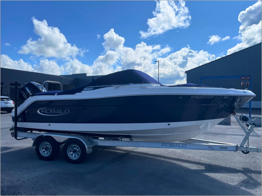 2018 Robalo R227 alt