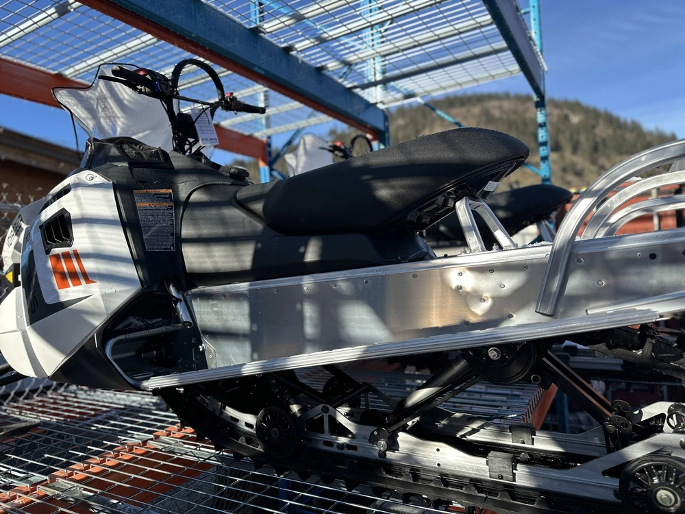 2024 Polaris 550 Voyageur 155 - White Lightning alt