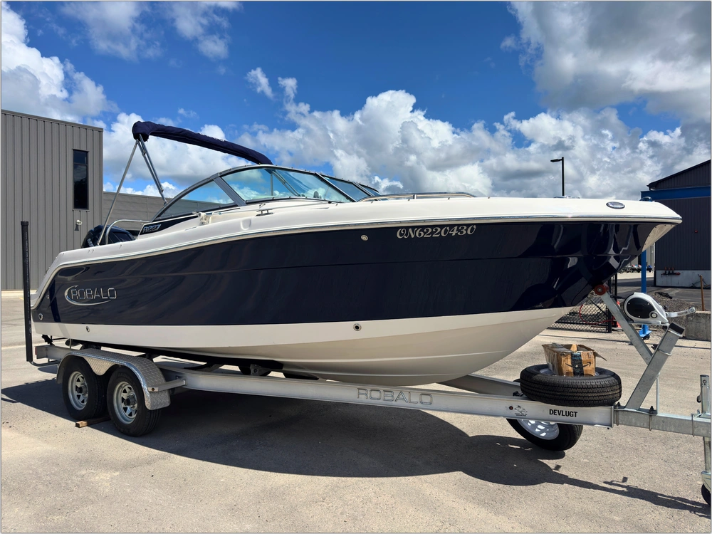2018 Robalo R227 alt