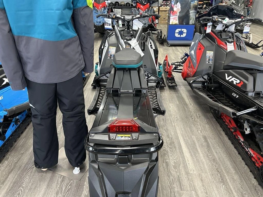 2025 Polaris Switchback 9r 146 E.s 2.0 White Metallic & Radiant Green alt