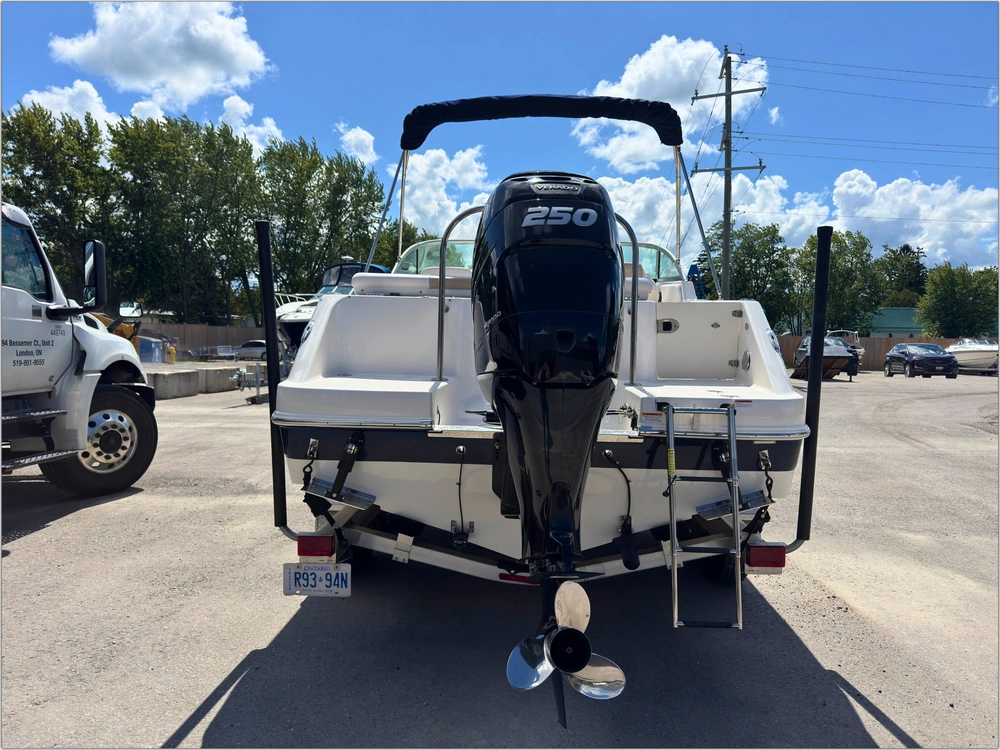 2018 Robalo R227 alt