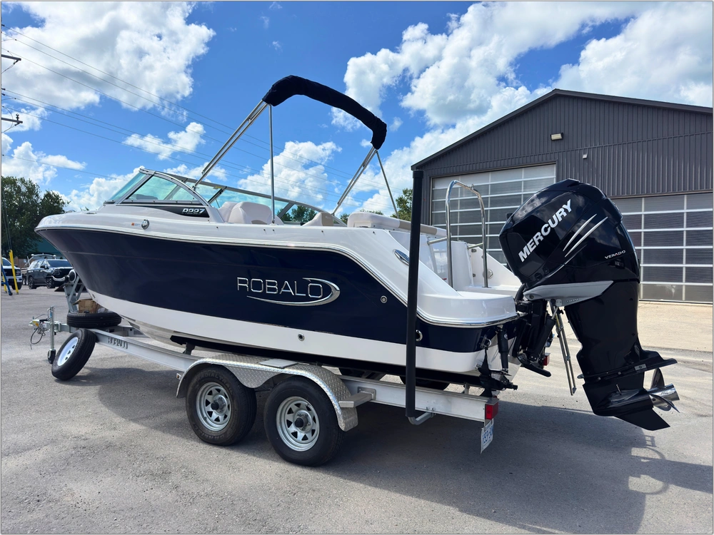 2018 Robalo R227 alt
