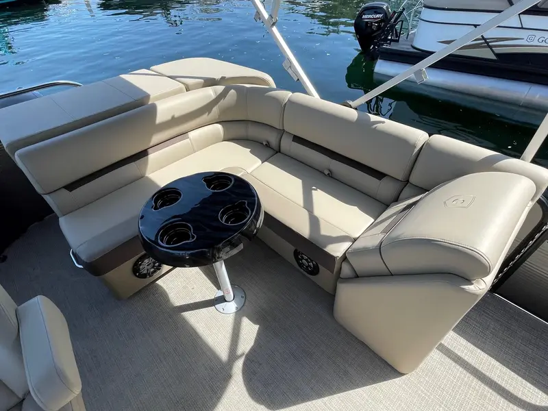 Godfrey Marine Sweetwater Cruise SW 2186 C GTP 27 in. Center Tube 2023