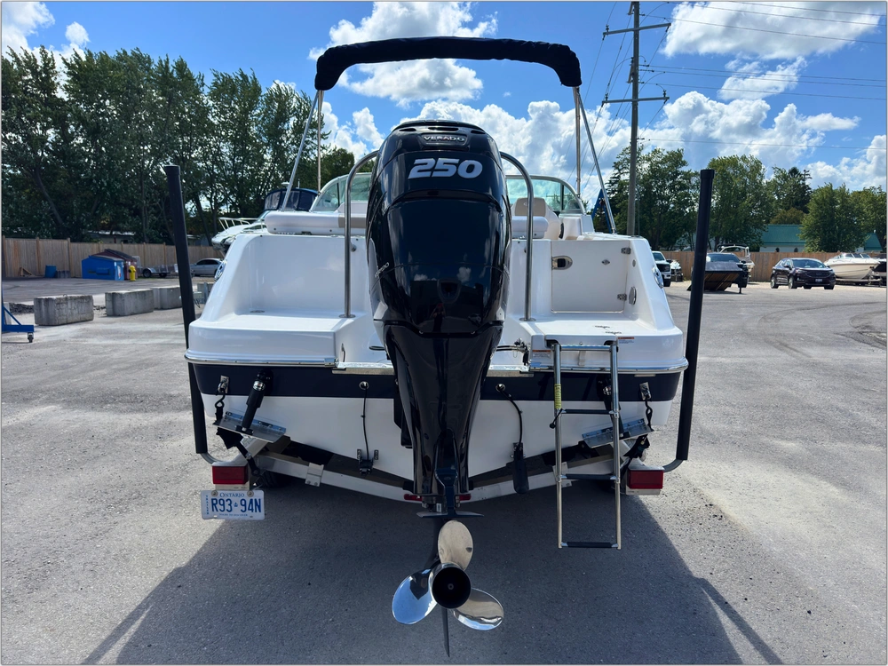2018 Robalo R227 alt