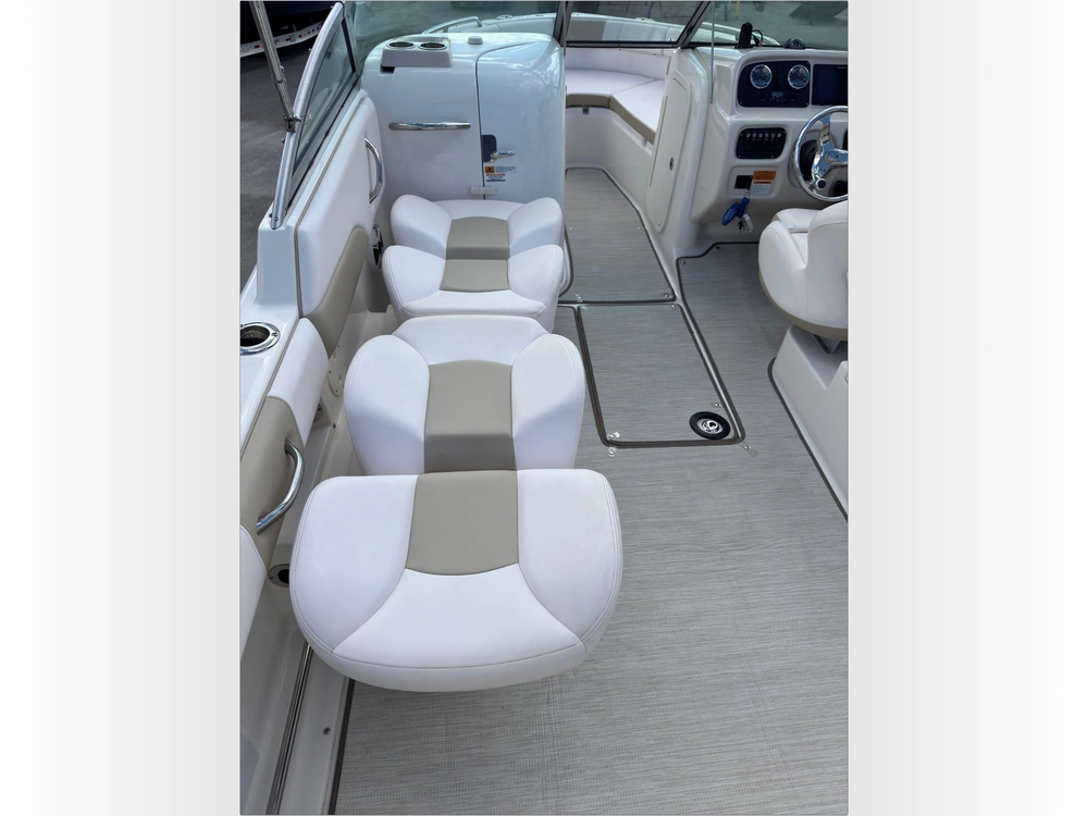 2018 Robalo R227 alt