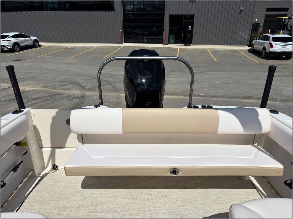 2018 Robalo R227 alt