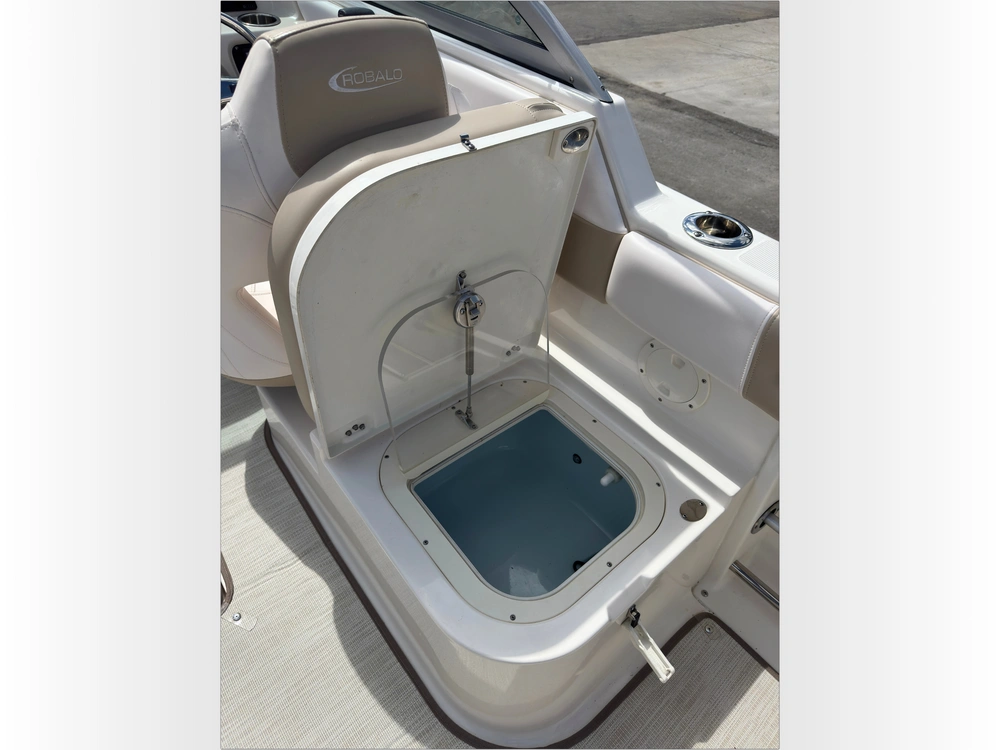 2018 Robalo R227 alt