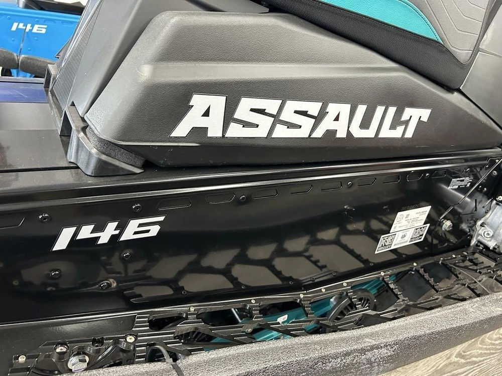 2025 Polaris Switchback 9r 146 E.s 2.0 White Metallic & Radiant Green alt