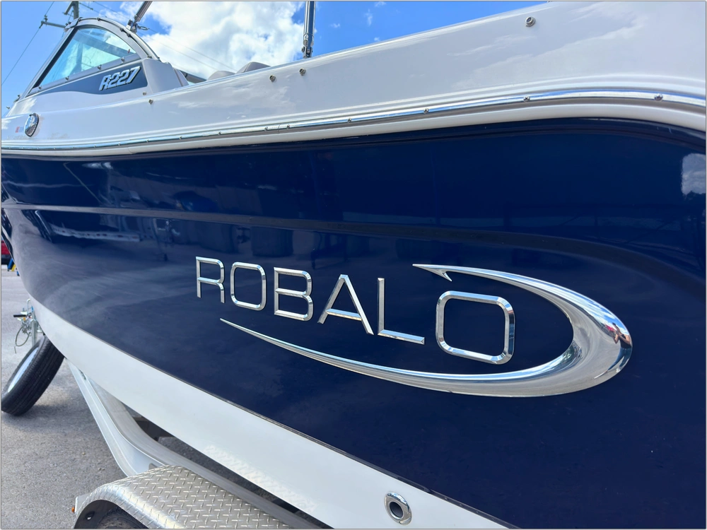 2018 Robalo R227 alt