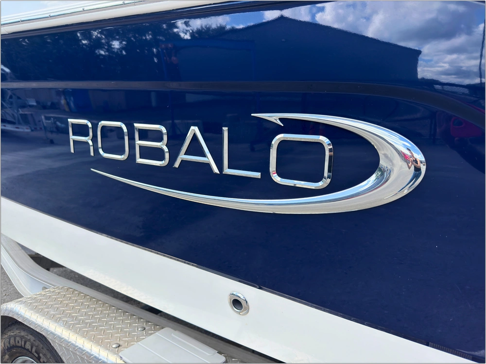 2018 Robalo R227 alt