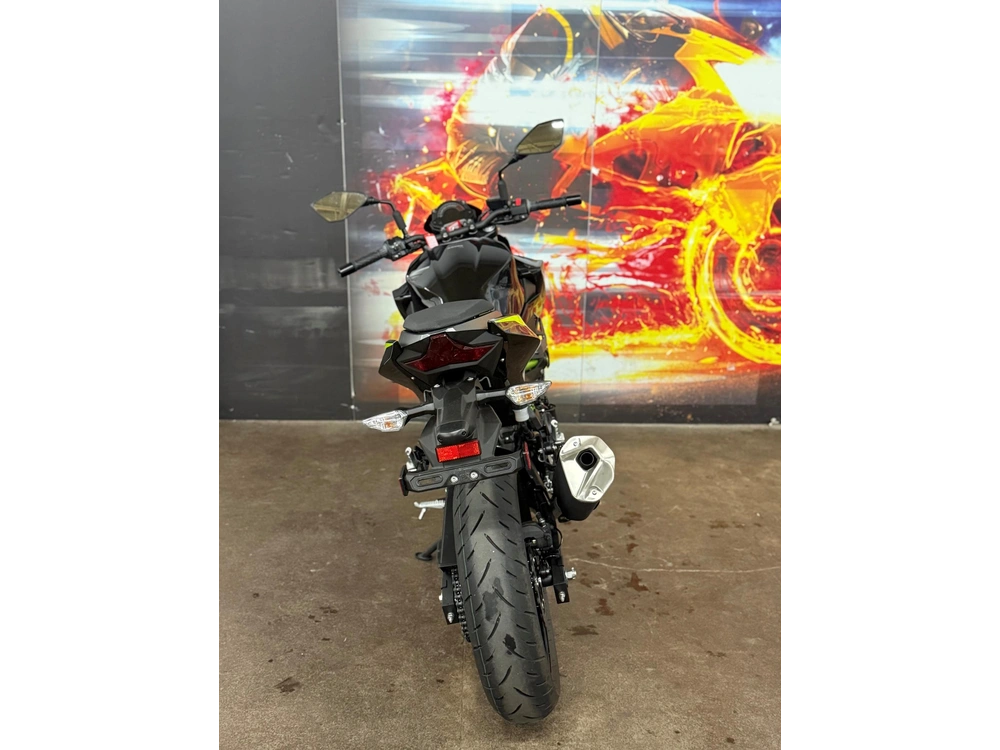 2023 Kawasaki Z400 alt