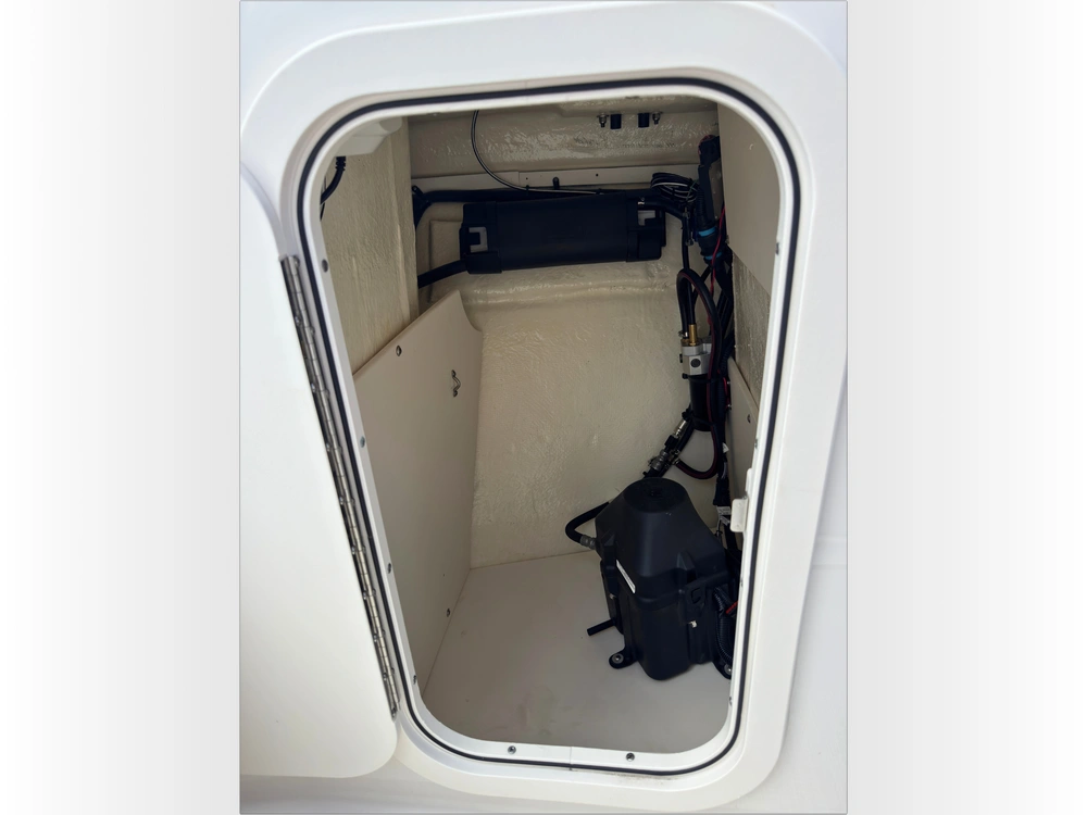 2018 Robalo R227 alt