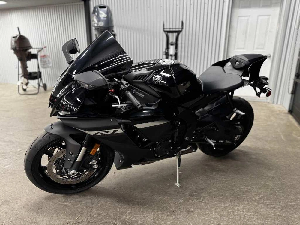 Yamaha R1 2024 alt