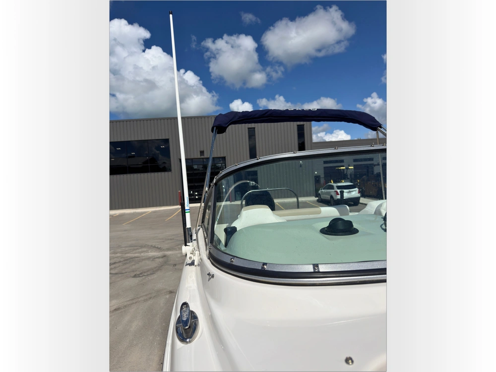 2018 Robalo R227 alt