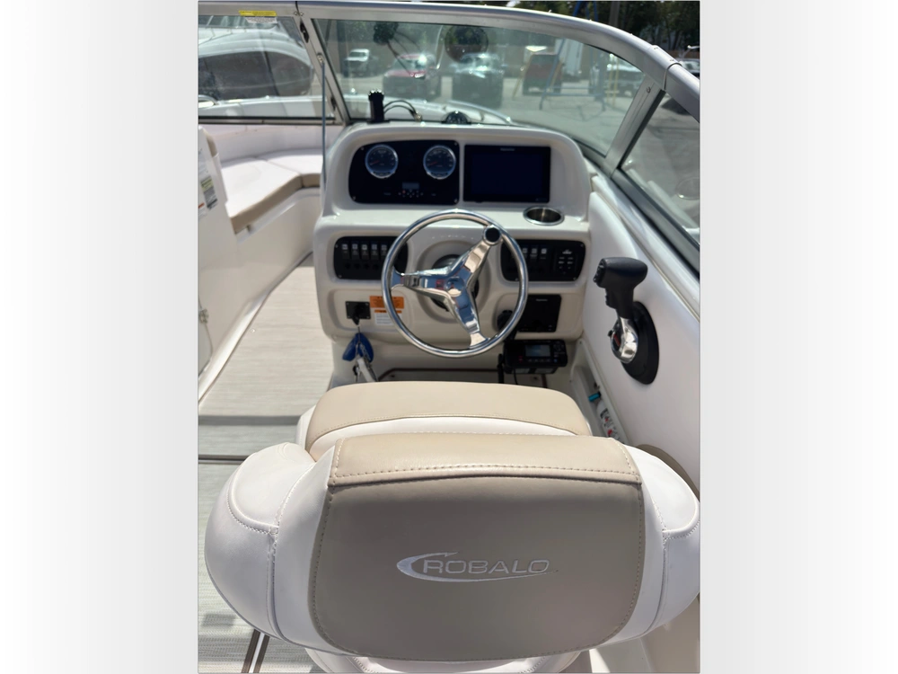 2018 Robalo R227 alt