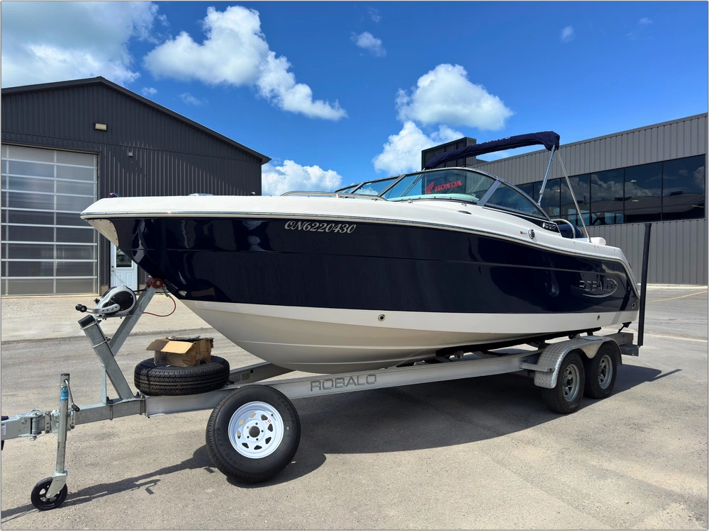 2018 Robalo R227 alt