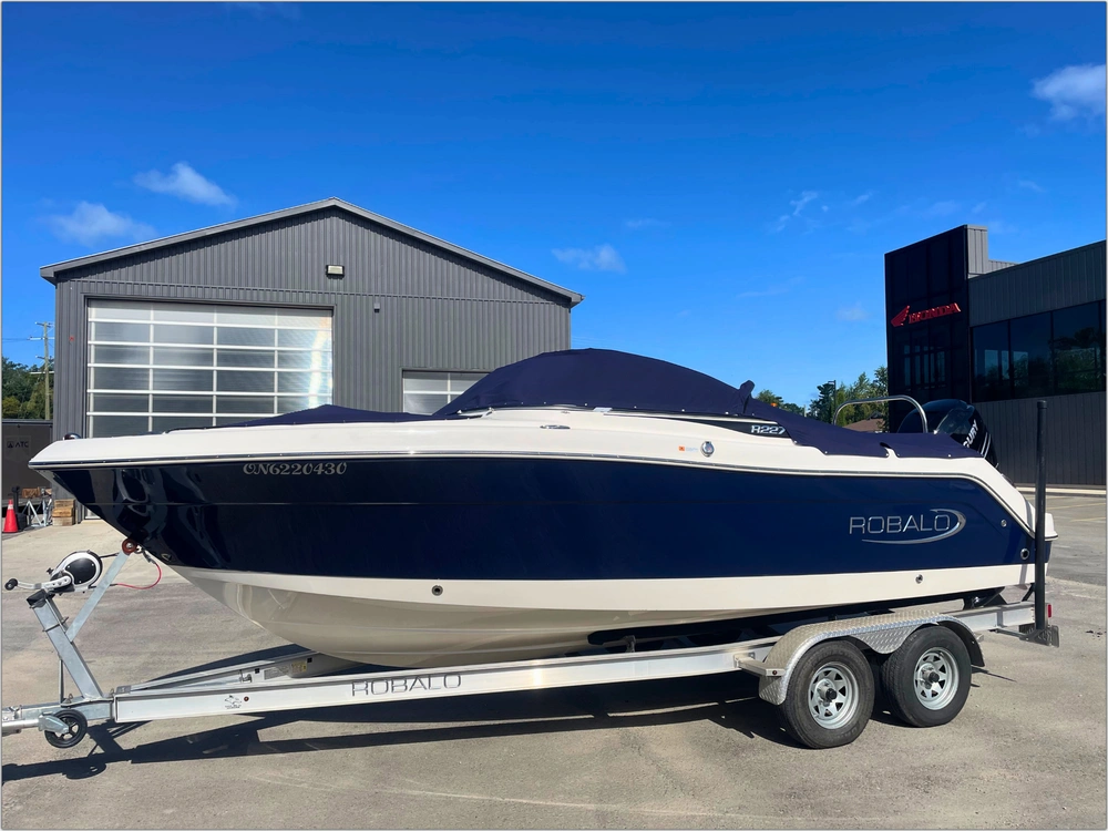 2018 Robalo R227 alt