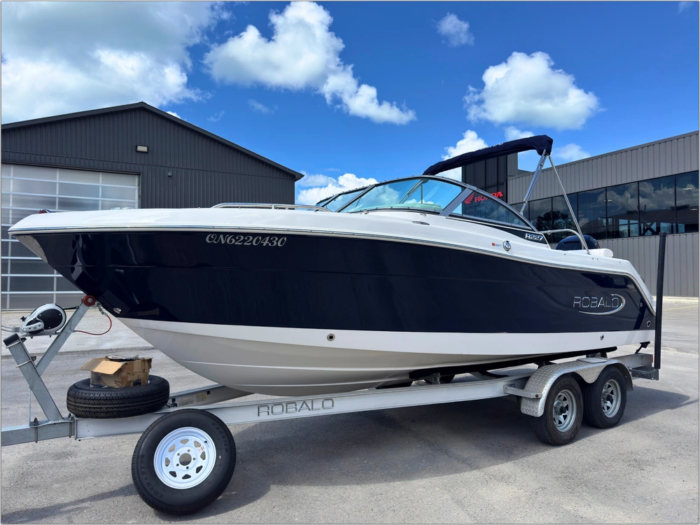 2018 Robalo R227 alt