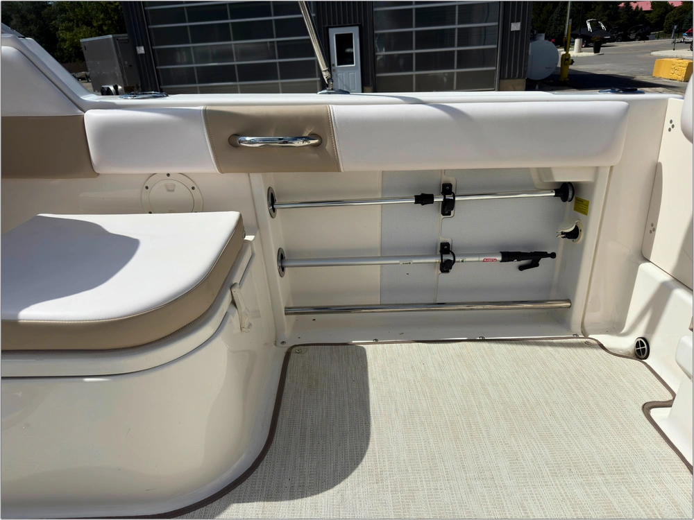 2018 Robalo R227 alt