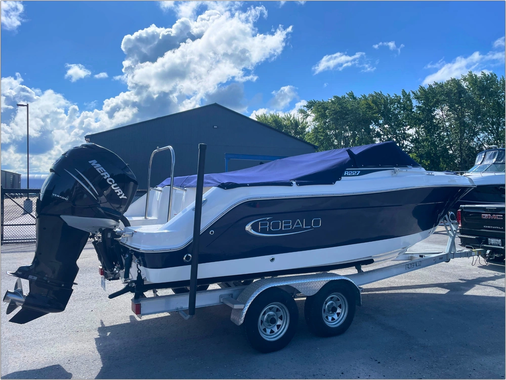 2018 Robalo R227 alt