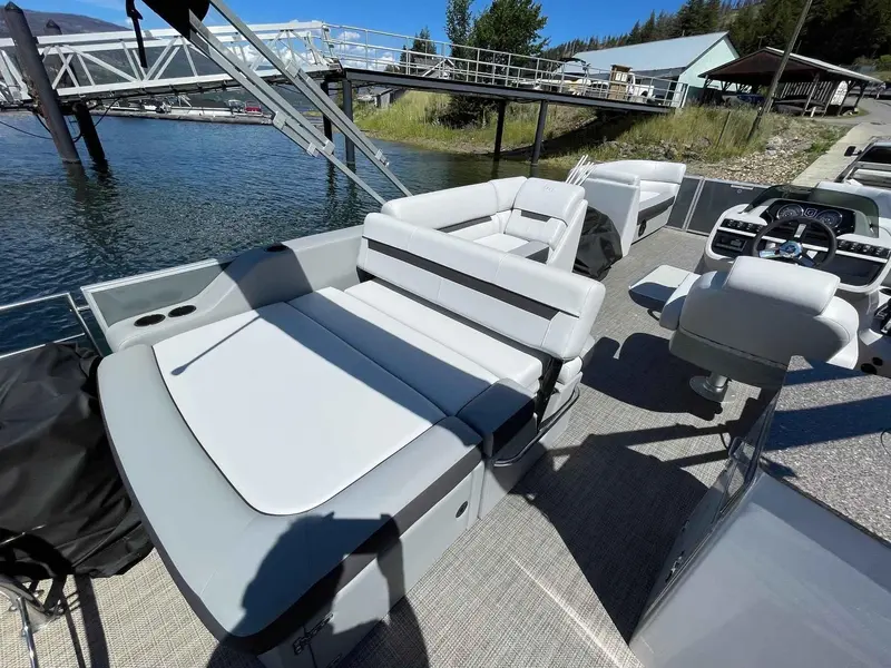 Godfrey Marine MC235DFL 2024