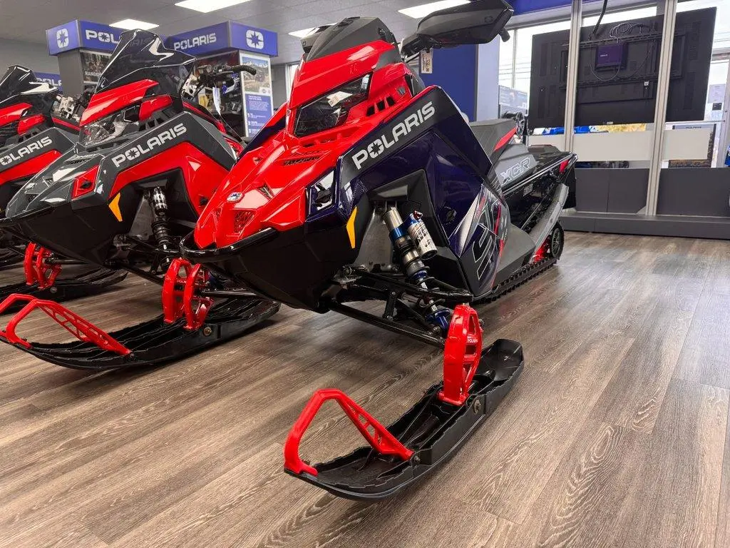 Polaris INDY XCR 9R 2025 - 136 MIDNIGHTBLUE METTALIC & INDY RED