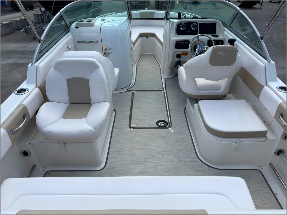 2018 Robalo R227 alt