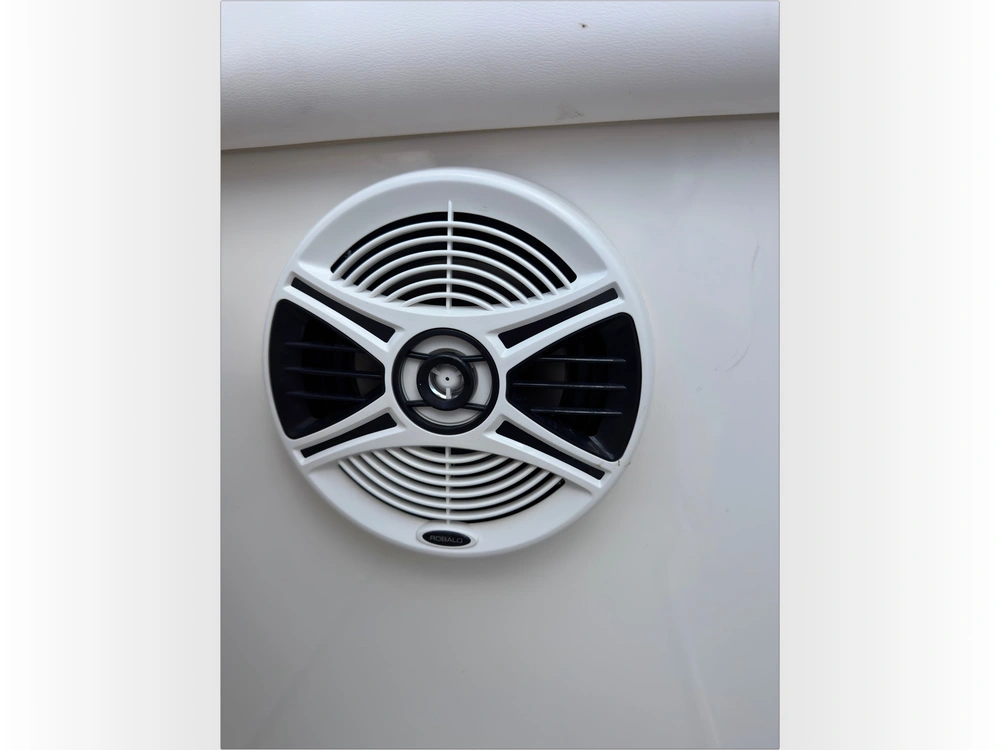 2018 Robalo R227 alt