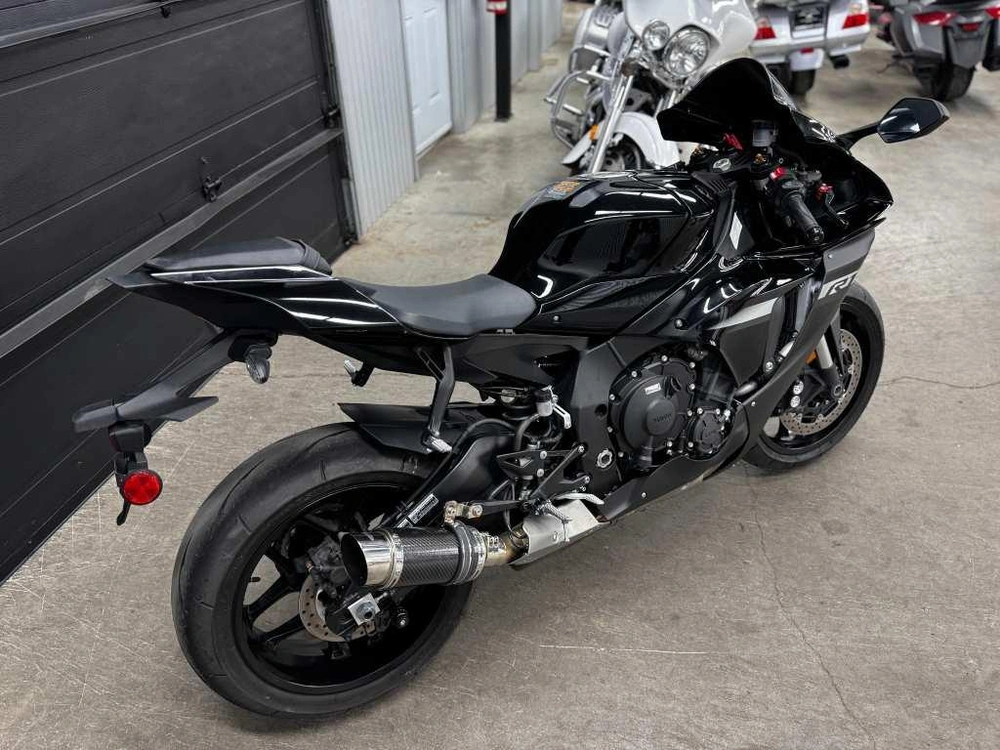Yamaha R1 2024 alt