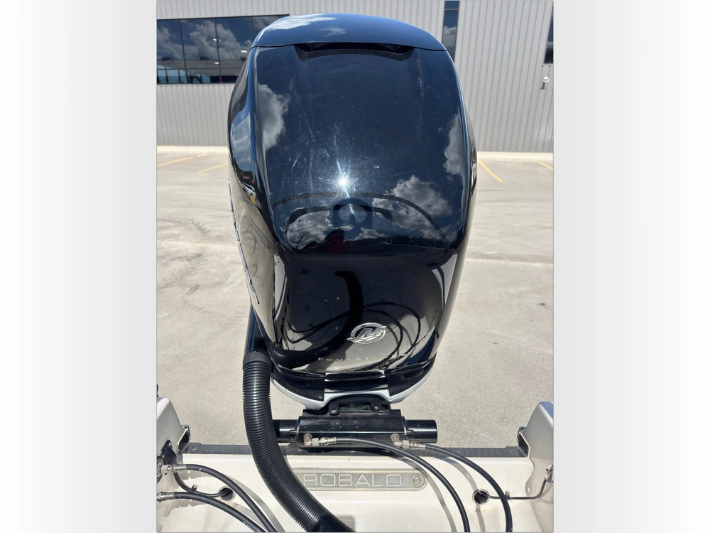 2018 Robalo R227 alt