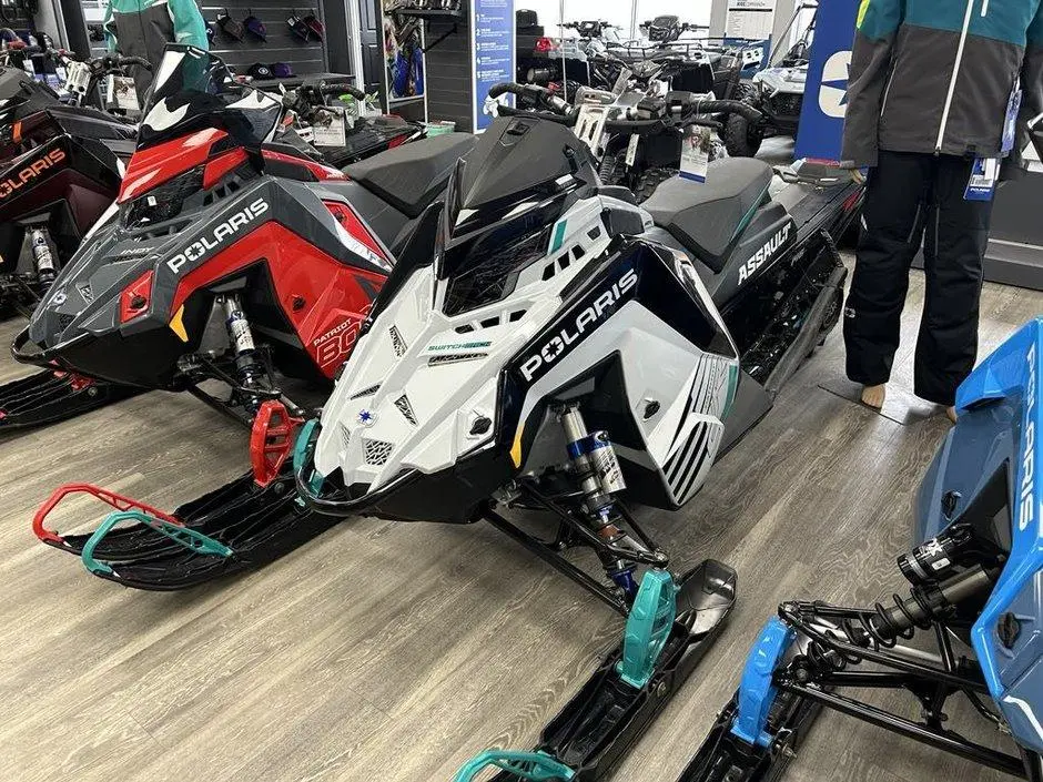 2025 Polaris SWITCHBACK ASSAULT 9R - Ghost White Metallic / Gloss Black / Radiant Green