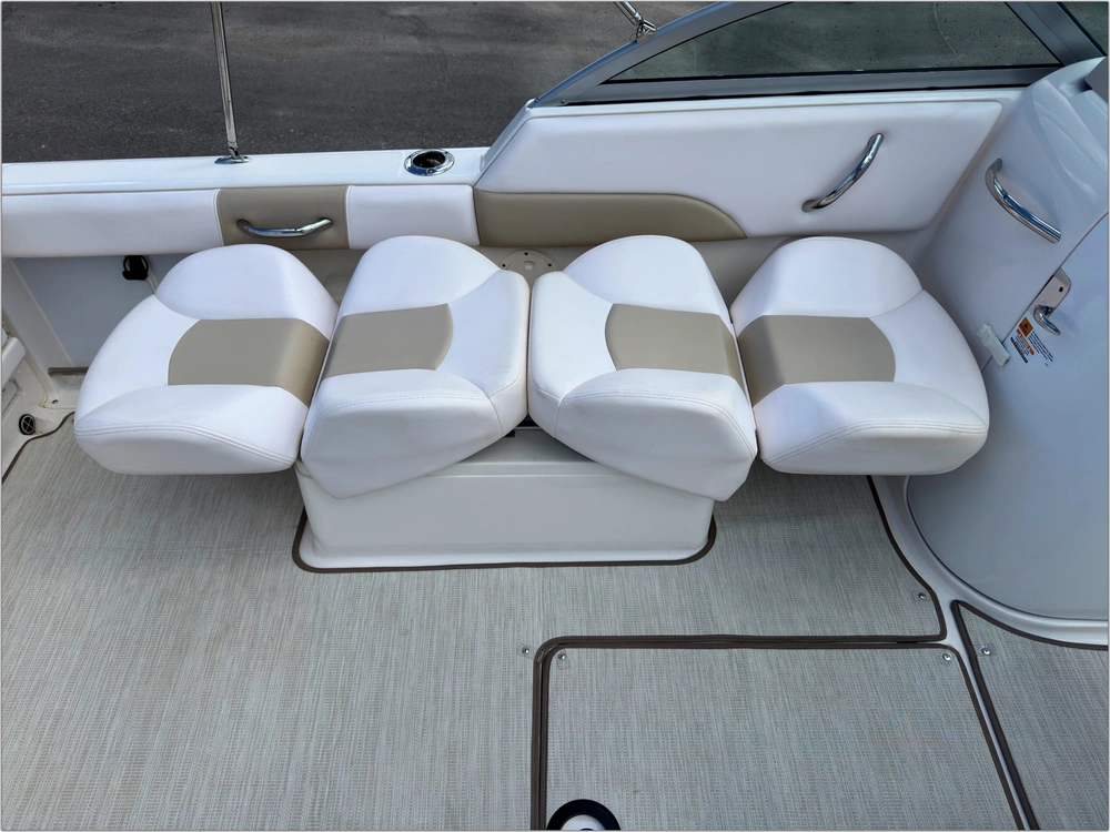 2018 Robalo R227 alt