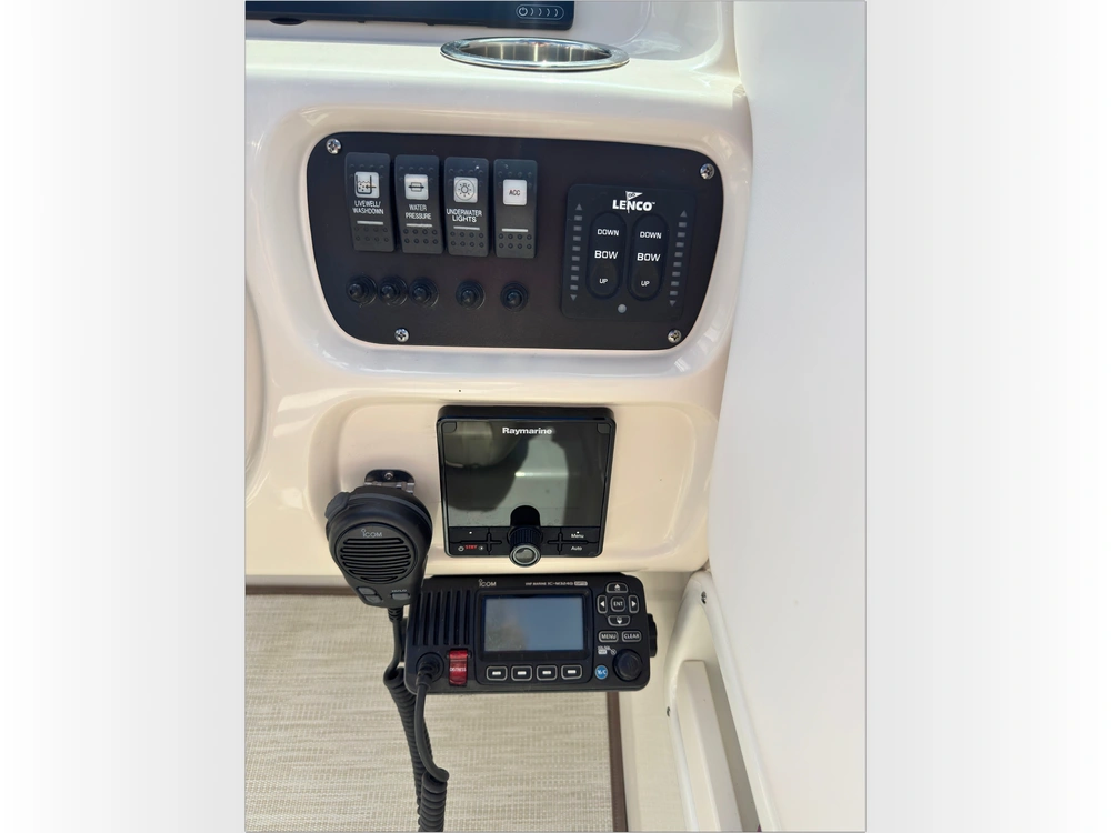 2018 Robalo R227 alt