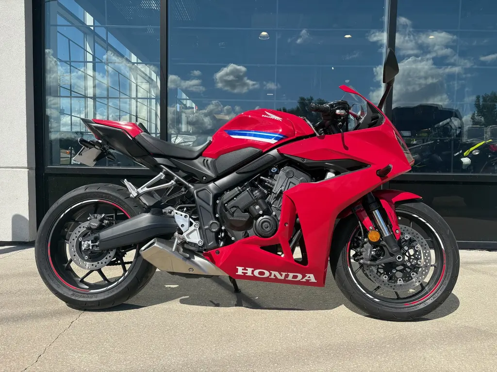 2025 Honda CBR650R E-CLUTCH - 1180 KM