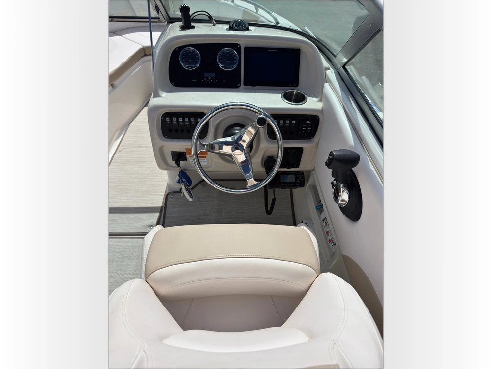 2018 Robalo R227 alt