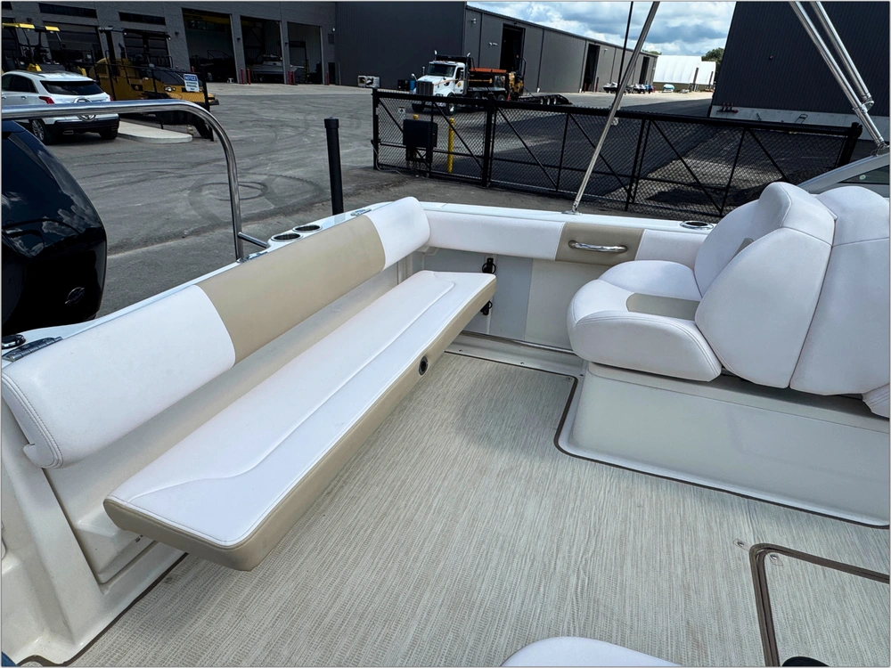 2018 Robalo R227 alt