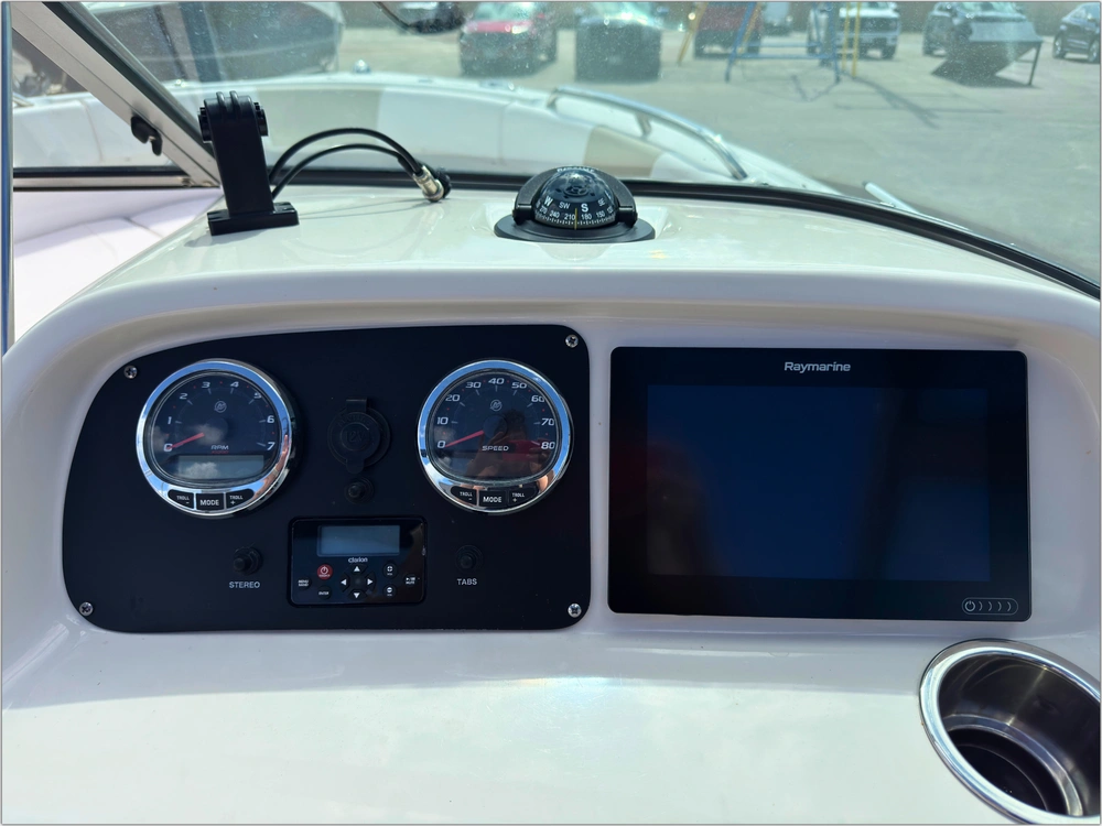 2018 Robalo R227 alt