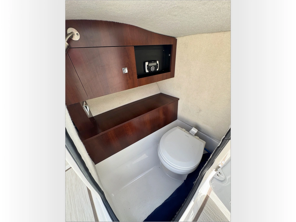 2018 Robalo R227 alt