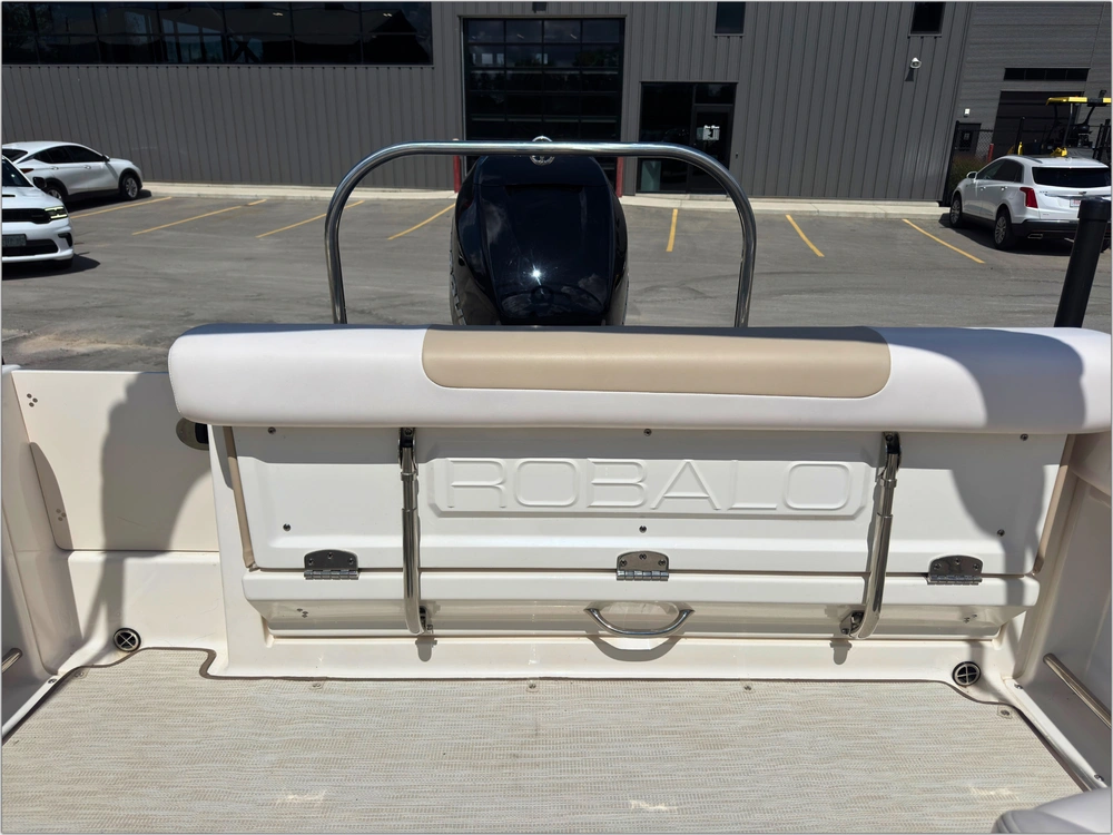 2018 Robalo R227 alt