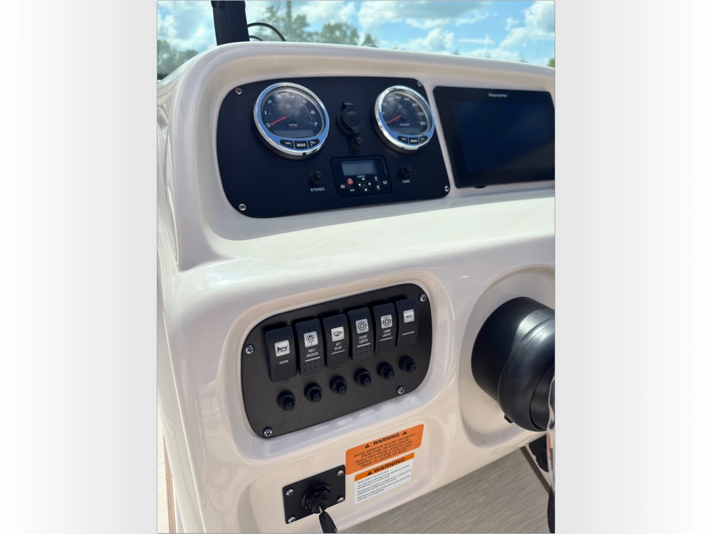 2018 Robalo R227 alt