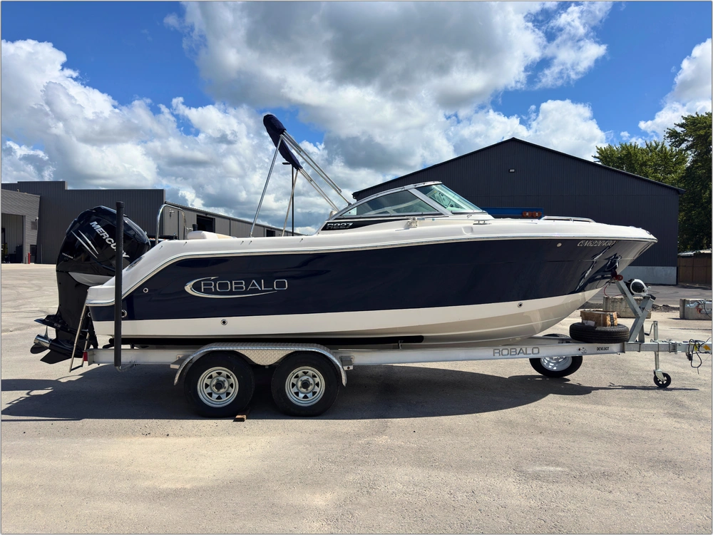 2018 Robalo R227 alt