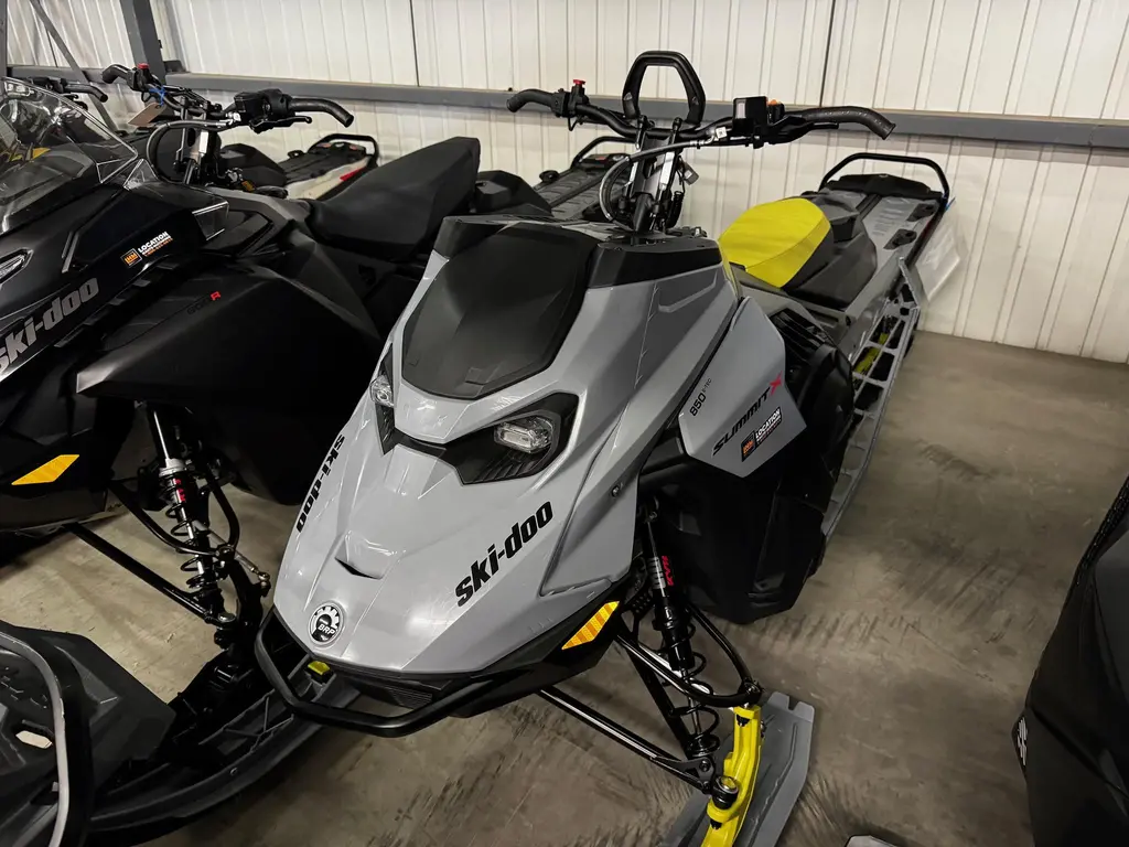 2025 Ski-Doo SUMMIT X 154 850 E-TEC PowderMax Light FlexEdge 2.5″ SHOT  w/ 10.25″ Touchscreen LAC