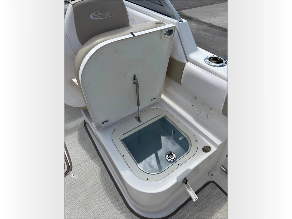 2018 Robalo R227 alt