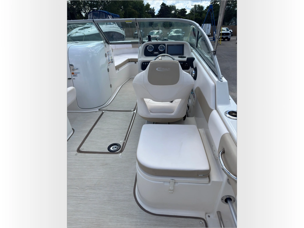 2018 Robalo R227 alt