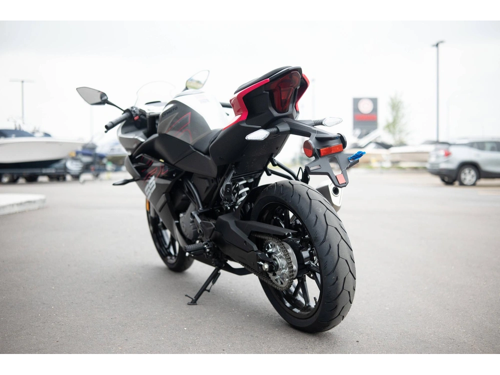 2024 Cfmoto 300ss alt