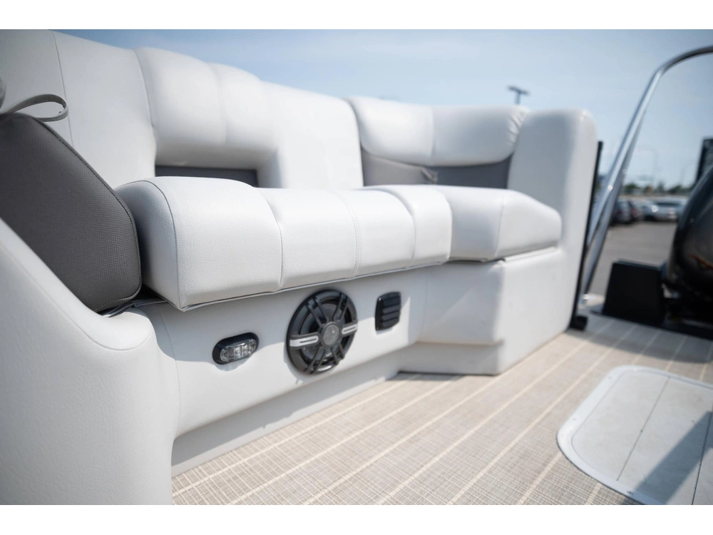 2024 Suncatcher Fusion 322rc alt