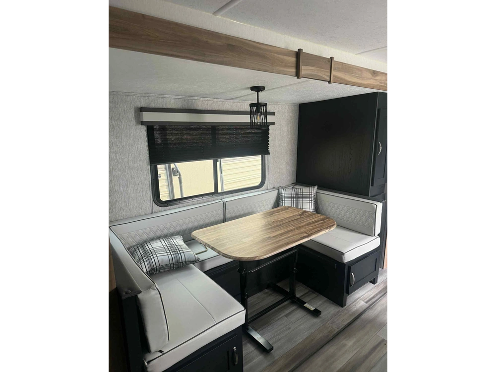 2022 Coachmen Fr. Express 238bhs alt